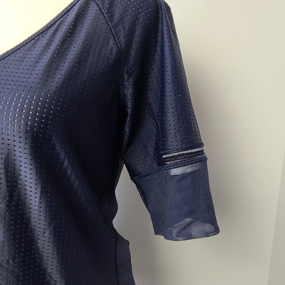 Lululemon Athletica Var-City Deep Navy 1/2 Sleeve V-Neck Shirt Women’s PTP 16" - Picture 7 of 10